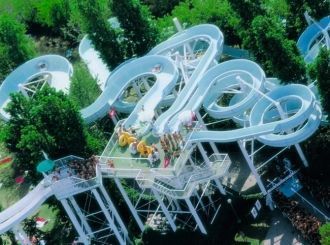 На территории парка находится пять бассе