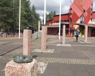 Модерн скульптуры в парке.