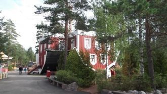 Перевернутое деревянное здание - это атт