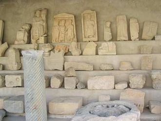 Надгробные стеллы в Кипрском археологиче