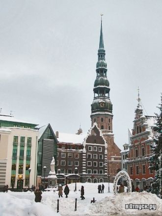 Церковь Святого Петра зимой в снегу.