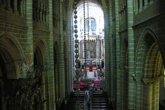 Внутреннее убранство Эворского собора.