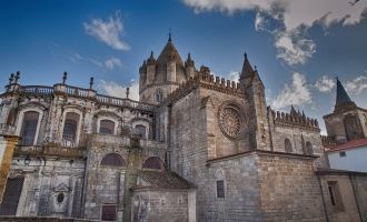 В красивом гранитном храме романского пе