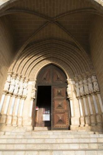 Главный вход в Эворский собор.