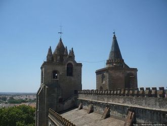 Взгляд на город с крыши Эворского собора