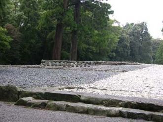 Поле из камней. С одной стороны светлые,