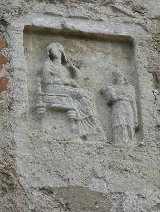 Античный лапидарный камень, вмурованный 