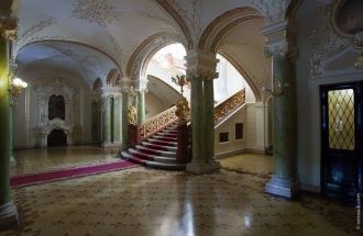 Вестибюль с английской стороны театра