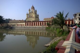 Со стороны здание с куполами немного нап