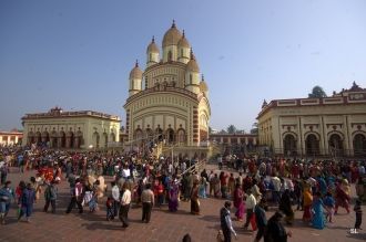 К храму ведут длинные красные дорожки, п
