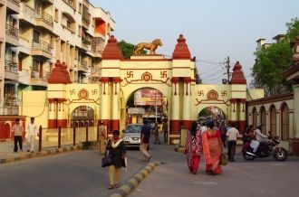 Храм расположен на берегу Хугли.