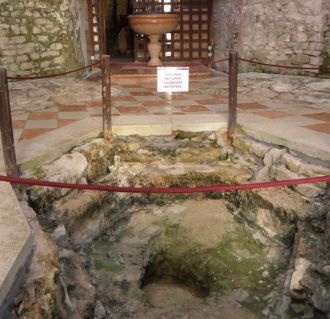 Баптистерий с крестильным колодцем III в