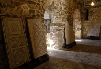 В пространстве базилики расположены два 