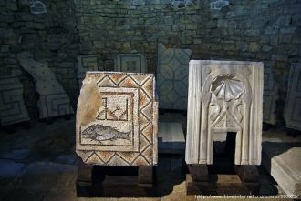 Остатки сохранившейся мозаики на полу. Н