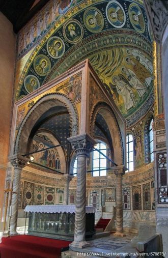 Обилие золота, яркие цвета и высокий уро