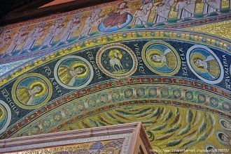 Агнец божий в окружении многочисленных р