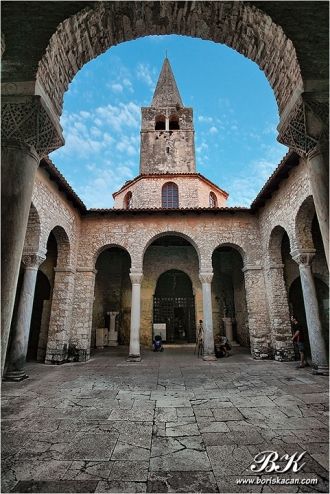 Епископский комплекс включает в себя баз