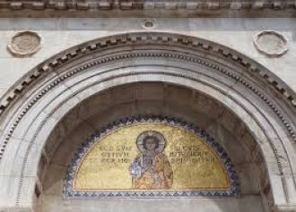 Над вратами входа на территорию комплекс