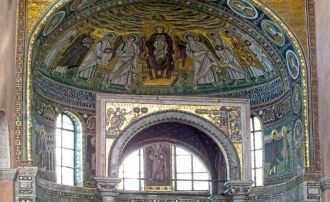 Верхняя часть алтаря покрыта мозаиками с