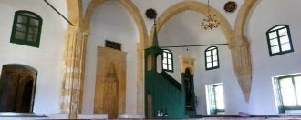 У двери мечети стоит табличка: Пожалуйст