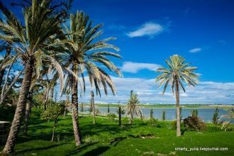 За воротами располагается мечеть и прост