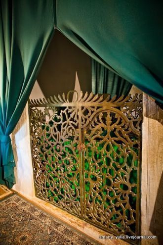 У восточной стены здания, смотрящей на М