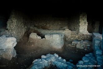 К востоку от здания мечети во время стро