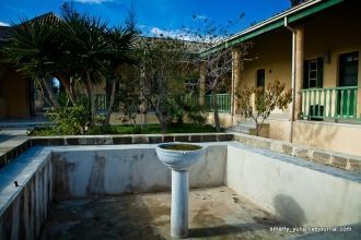 Перед зданием мечети выстроен фонтан для