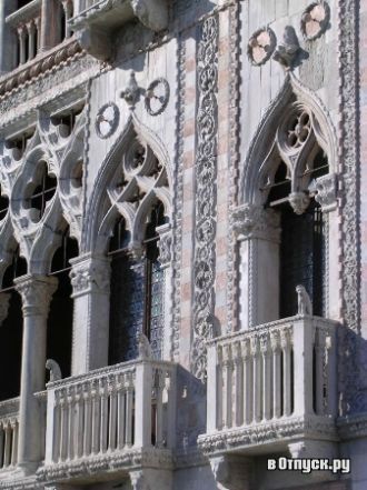 Готическое обрамление окон.