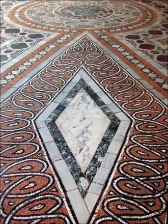 Украшающее дизайн интерьера декоративное