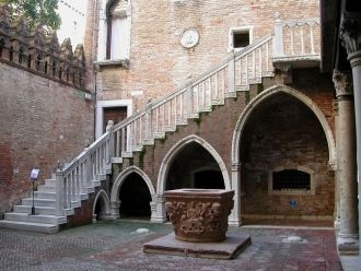 Лестница на второй этаж.