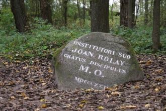 Другой камень — первому гувернеру, любим