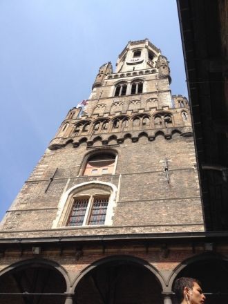 Четкие архитектурные линии колокольни Бр