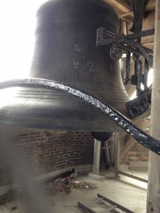 На башне находится 49 колоколов, которые