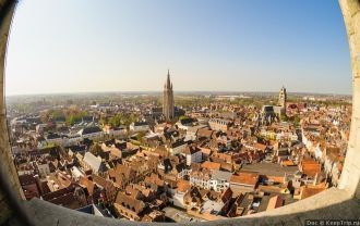 Кроме смотровой площадке на самом пике б