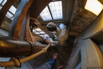 Чтобы подняться на ее верх, нужно преодо