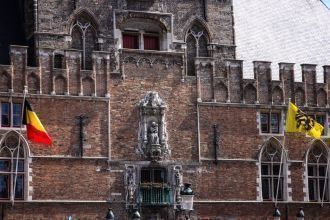 Над входом в башню стоит статуя девы Мар