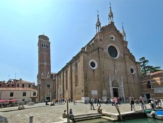 Рядом с «Ка' Гранде деи Фрари» квадратна