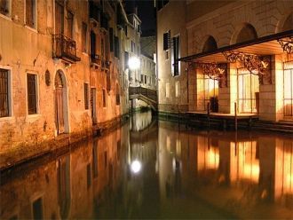 Внешне театр не отличается роскошью, но 