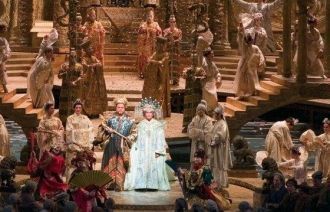 Ежегодно театр посещают более 350-ти тыс