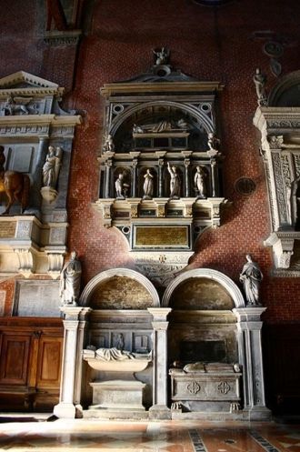 Десять огромных колонн разделяют все про