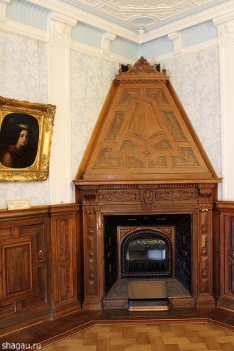 Бильярдная с красивым потолком, украшенн