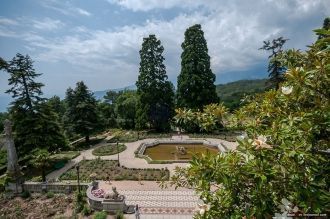 С балкона третьего этажа открывается вид