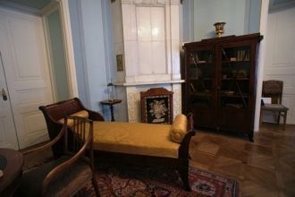 На этой кушетке Наталия Николаевна переж