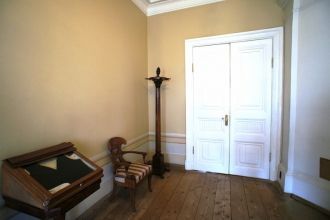 В прихожей находится жилет Пушкина, кото