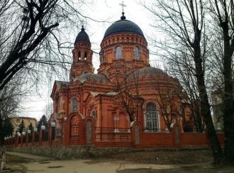 Боковые апсиды в виде трёхгранников слег