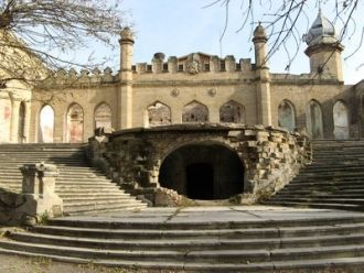 Замок удачно сочетает в себе разные архи