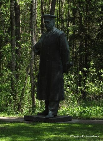 Памятник И. Сталину работы скульптора Н.