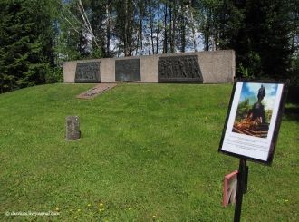 Остатки памятника Черняховскому, стоявше