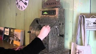 Старинная касса в доме-музее Волковых.